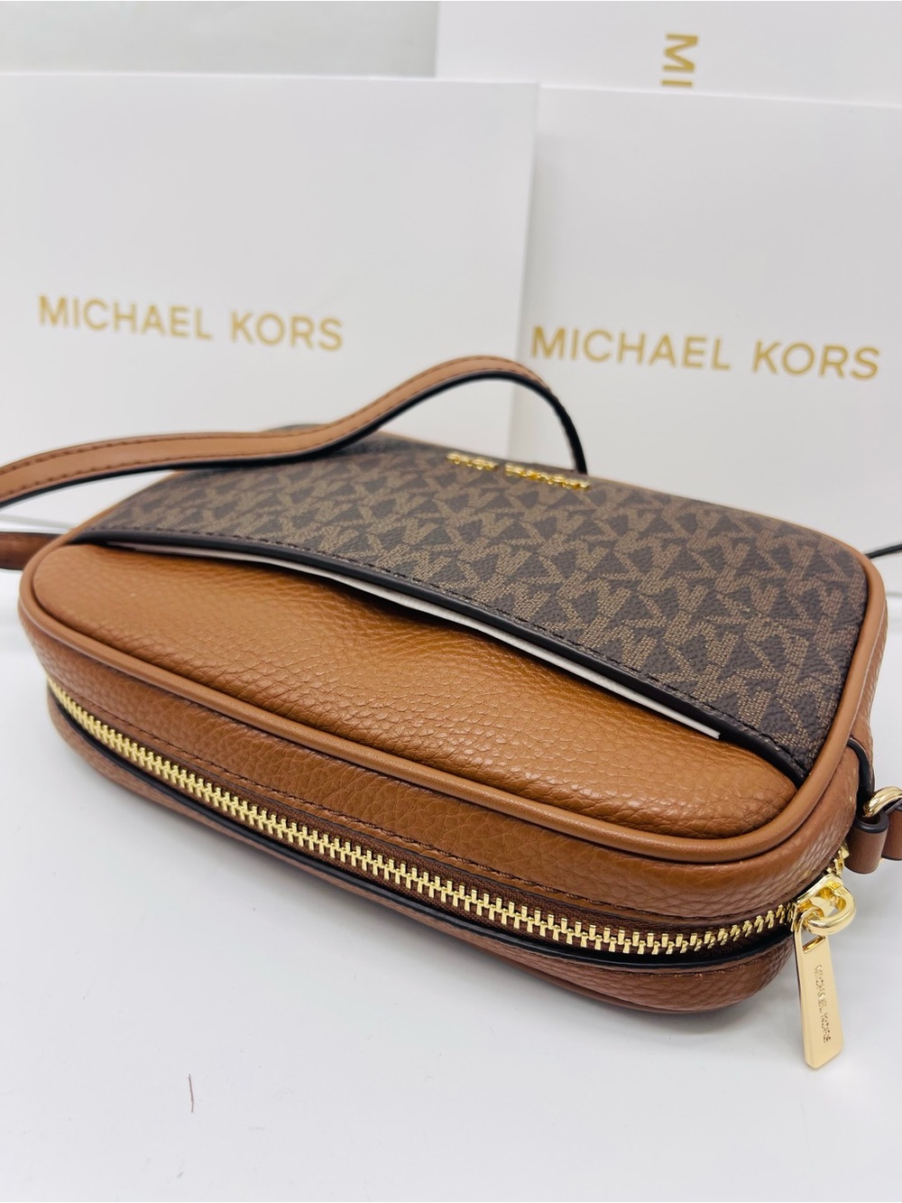 Michael Kors Jet Set Sm Signature Logo Camera Crossbody Xbody Bag
Brown 
NWT - Picture 16 of 16
